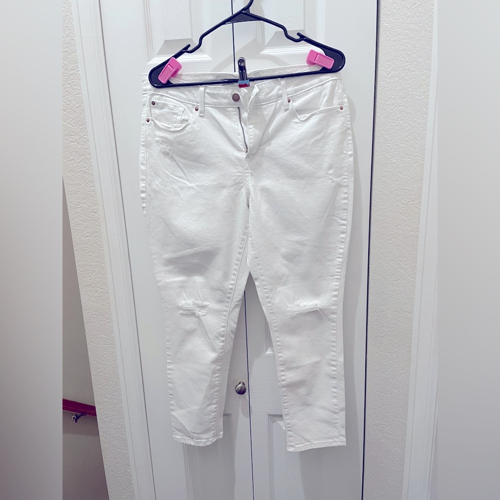 Signature by Levi Strauss Women's White capri NEW

Distressed 

Mid rise skinny